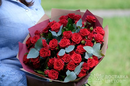 Букет из 11 красных кустовых роз "Коррида"